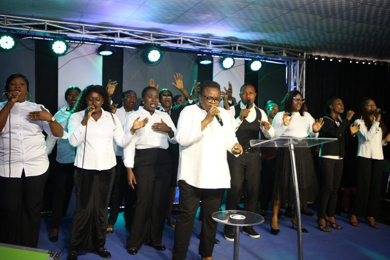 Powerful praise moment at KIM service.